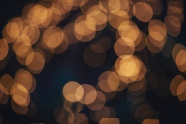Şehir arka planında soyut Bokeh gecesi. Yeni yıl duvar kağıdı bulanık 