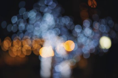 Şehir arka planında soyut Bokeh gecesi. Yeni yıl duvar kağıdı bulanık 