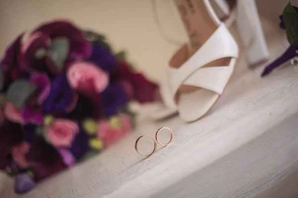 Schönen Hochzeitsstrauß Von Blumen Hochzeitsdetails Schuhe Strauß Ringe — Stockfoto