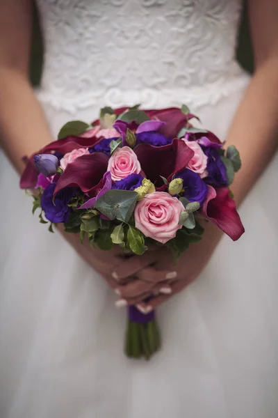 Blumenstrauß Den Händen Der Braut Schöner Hochzeitsstrauß Aus Blumen — Stockfoto