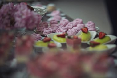 Düğün tatlı büfesinde lezzetli tatlılar, pastalar ve pastalar