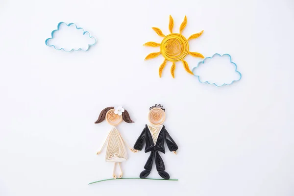 一对浪漫的新婚夫妇手工制作的纸张填充技术 结婚观念 — 图库照片