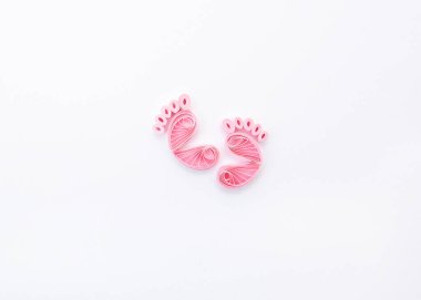 Şirin bir kızın ayak izi. El yapımı kağıt tüy dökme tekniği.