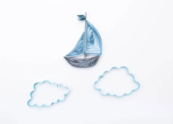 Barca Vela Tra Nuvole Isolato Sfondo Bianco Fatto Mano Carta — Foto Stock