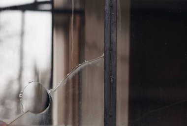 Cam delik kıymıkları çatlatır..