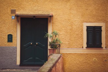 Tuscan mimarisinin tipik pencere ve kapısı anıtsal binada. Cenova, İtalya