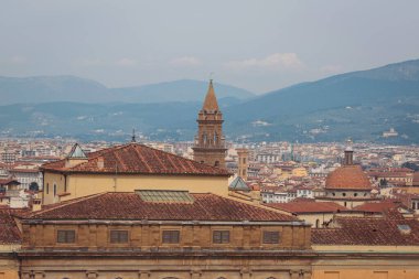 Florence Panoramic Manzarası. Floransa 'nın İtalya' da Eski Saray 'la birlikte tarihi bir şehre yüksek açılı bir açıdan görünümü var..