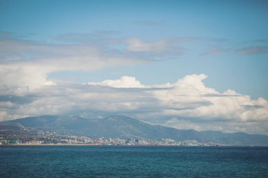 Cenova Panoramik Manzarası. Liman ve kentin yer aldığı gün doğumunda Cenova (Cenova) görünümü.