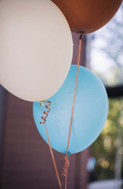 Tatil partisi dekorasyonu. Renkli balonlar. Dışarıda bir sürü balon..