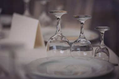 Restoranda ya da otelde şarap kadehli şık bir yemek masası.