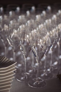 İçerideki masaya boş bardak ve bulaşık takımı koyun.