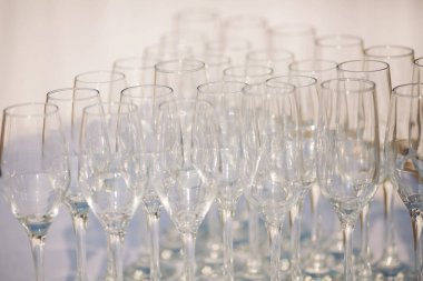 İçerideki masada boş bardaklar var.