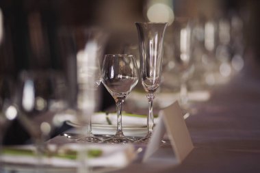 Restoranda ya da otelde şarap kadehli şık bir yemek masası.