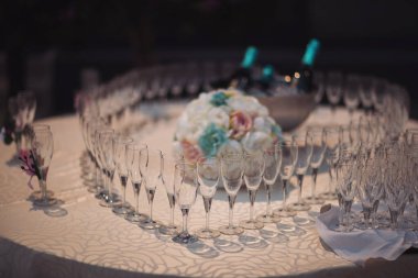 Restoranda ya da otelde şarap kadehli zarif bir dörtlü masa. Kalp formu.