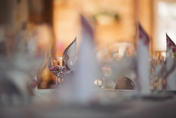 Elegante Tischdekoration Restaurant Oder Hotel Mit Weingläsern — Stockfoto