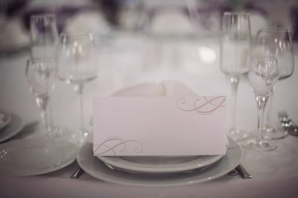 Festliche Tische Bei Der Hochzeitsfeier Auf Den Tischen Teller Mit — Stockfoto