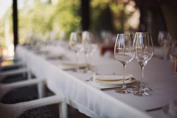 Elegante Tischdekoration Restaurant Oder Hotel Mit Weingläsern — Stockfoto