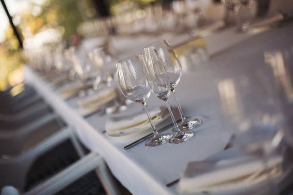 Elegante Mesa Cena Restaurante Hotel Con Copas Vino — Foto de Stock