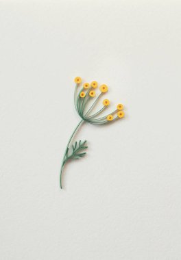 Güzel yaban çiçeği tasarımları izole edilmiş. Kağıt kalem, sarı kağıt çiçek. El yapımı kağıt tüy dökme tekniği.