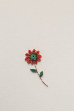 Güzel kırmızı çiçek tasarımları. Kağıt kalem, renkli kağıt çiçek. El yapımı kağıt tüy dökme tekniği.