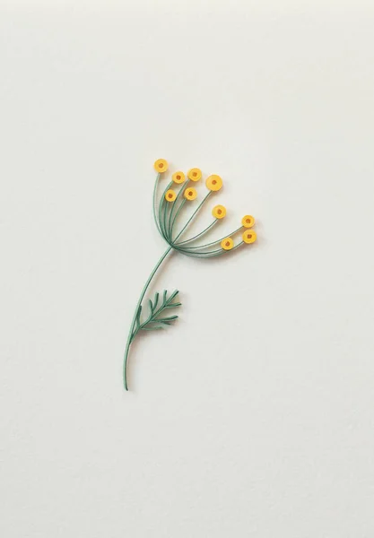 美丽的野花设计孤立 纸屑充填 黄色纸花 人工用纸填塞技术制成 免版税图库照片
