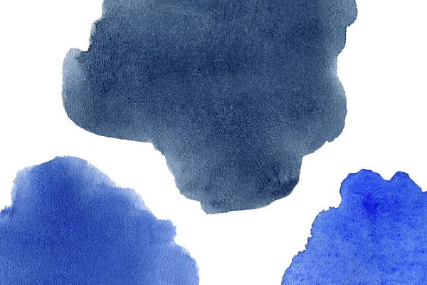 Yatay pankartta mavi suluboya lekeler. Beyaz arkaplanda el soyut çizimi izole edilmiş. Kış, su ve gökyüzü kavramı. — Stok fotoğraf