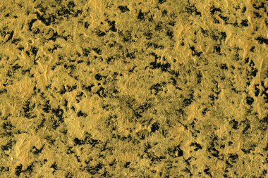 Soyut altın renkli parlak doku. Dokulu arka plan, elle çizilmiş stok çizimi, fırça darbesi. Tasarım şablonu, afiş, baskı üretimi için.