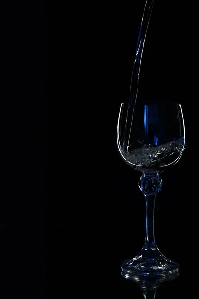 Vino hermosas copas de cristal vintage sobre fondo de pared negro, con espacio para copiar. Lista de vinos, menú de bebidas, boutique de vinos o degustación, concepto de cultivo cuadrado — Foto de Stock
