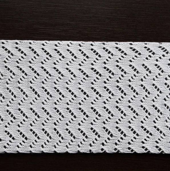 Fondo de textura blanca de la manta de punto merino en la mesa de madera, el minimalismo escandinavo telón de fondo con espacio para copiar, vista superior. Concepto de fondo de tejido de punto abstracto — Foto de Stock