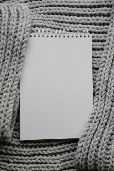 Mockup de tarjetas en fondo de papel de acuarela de textura blanca. Vista superior del cuaderno espiral Tejido de punto abstracto. Elegante maqueta de branding para mostrar sus obras de arte. Espacio libre para el texto de saludo — Foto de Stock