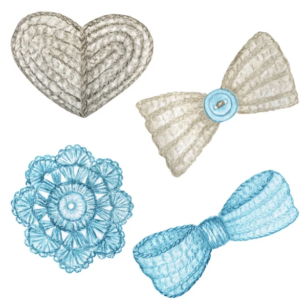 Κοντινό σχέδιο πλεκτά γκρι καρδιά, τόξο, ανοιχτό μπλε λουλούδι χέρι ιδέα για το λευκό φόντο. Ακουαρέλα χέρι ζωγραφισμένα χόμπι πλέξιμο και πλέξιμο. — Φωτογραφία Αρχείου