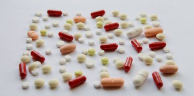 Eczacılık çeşitli ilaç hapları, haplar ve kapsüller. Beyaz arkaplanda farklı renkte tablet. Boşluğu Kopyala ile üst görünüm