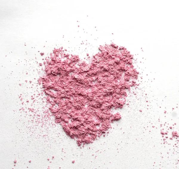 Розовое сердце в форме тени для глаз и порошок изолированы на белом фоне. Концепция пригласительного билета на свадьбу в день Святого Валентина . — стоковое фото