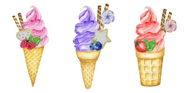 Фруктовое мороженое в наборе вафельных рожков. Украшенный шоколадными вафлями, ягодами, печеньем и конфетками. Иллюстрация акварели с малиновым клубничным мороженым на белом фоне — стоковое фото