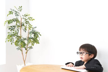 küçük çocuk masaüstü bilgisayarı kullanarak çalışıyor 