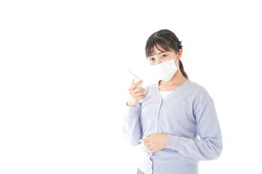 Yüz maskeli genç Asyalı kadın. 