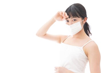 Yüz maskeli genç Asyalı kadın. 