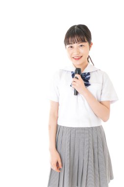 Beyaz arka planda mikrofonu olan genç bir iş kadını.