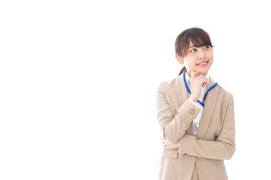 Düşünceli Asyalı iş kadını beyaz arka planda izole edilmiş