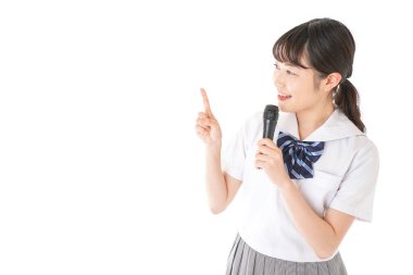 Beyaz arka planda mikrofonu olan genç bir iş kadını.