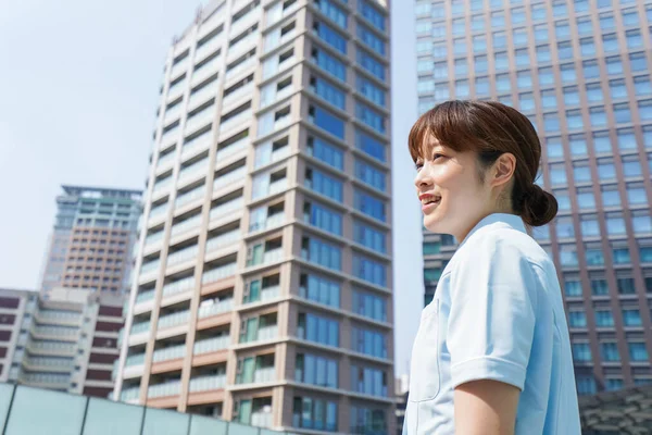 Retrato Uma Mulher Asiática Bonita Uma Camisa Azul Cidade Moderna — Fotografia de Stock