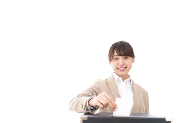 Asiatico Businesswoman Cadere Suo Scheda Elettorale Scatola Isolato Bianco Fondo — Foto Stock