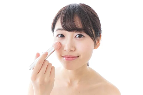 Retrato Mujer Joven Asiática Aplicando Rubor Con Cepillo Maquillaje Aislado —  Fotos de Stock