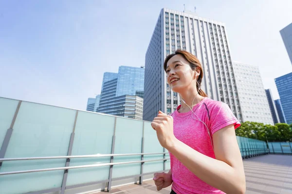 Retrato Mujer Asiática Deportista Corriendo Ciudad —  Fotos de Stock