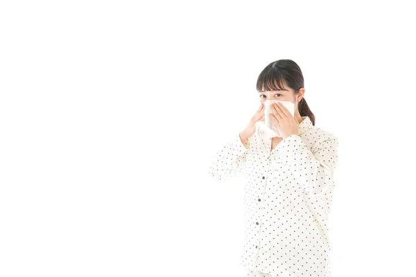 Asiatisk Ung Kvinna Pyjamas Lider Influensa Isolerad Vit Bakgrund — Stockfoto