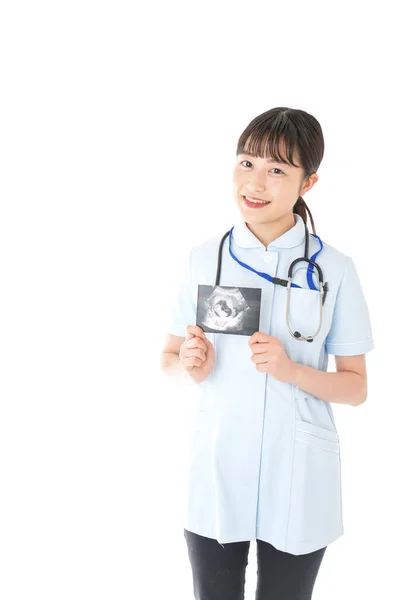 Młody Azji Lekarz Pokazując Usg Obraz Dziecka Izolowane Białym Tle — Zdjęcie stockowe