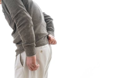 Sırt ağrısı çeken yaşlı bir adam.