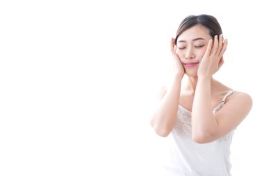 Asyalı genç bir kadının portresi beyaz arka planda izole edilmiş.