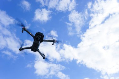 Mavi gökyüzüne karşı uçan dron