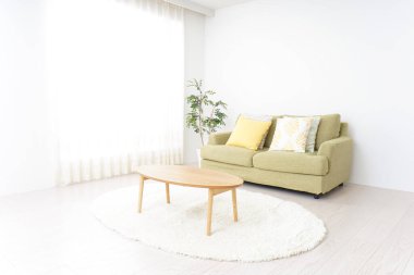 Rahat kanepesi ve masası olan modern bir oturma odasının iç tasarımı. 